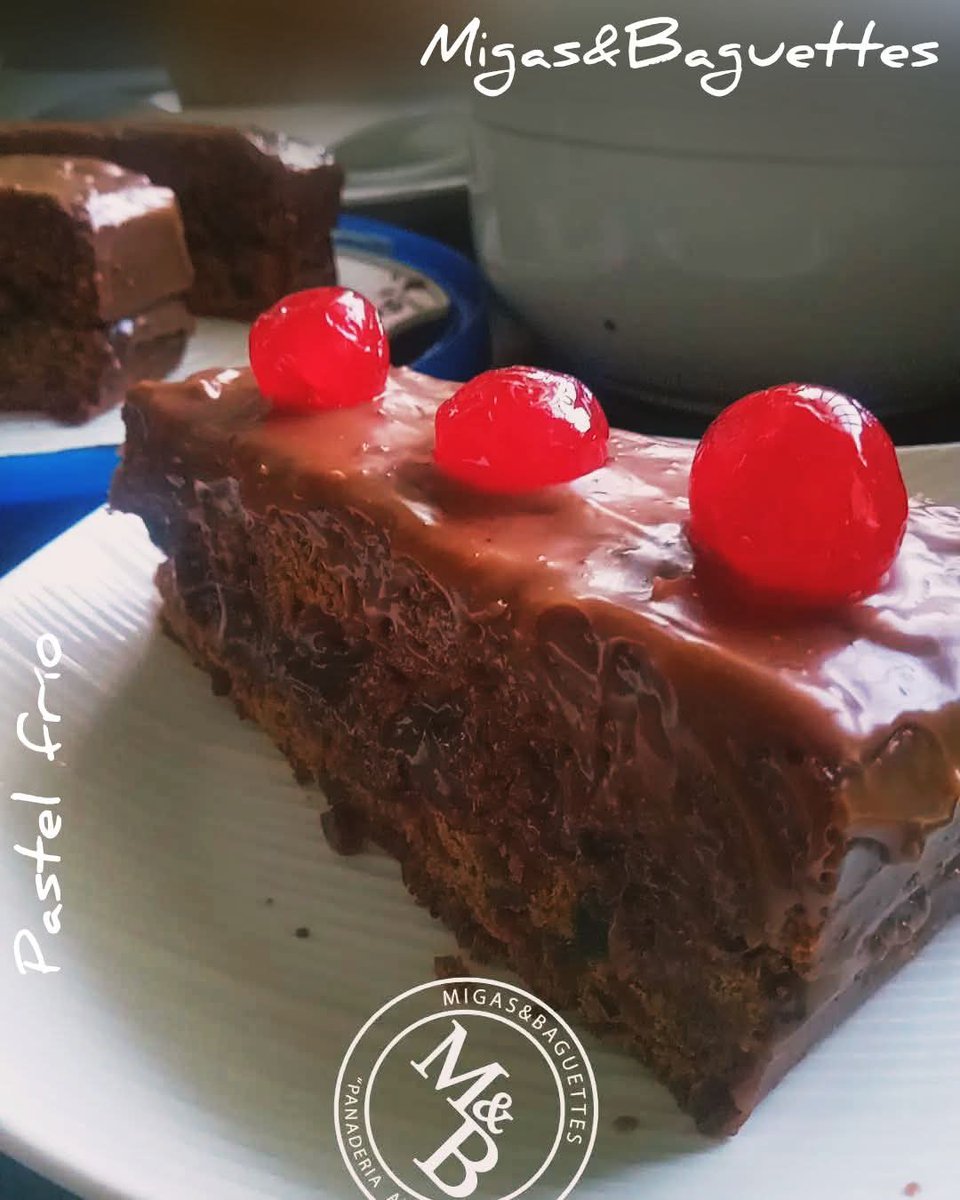 migasybaguettes's tweet photo. Pastel de chocolate con butercreen de mani, relleno de ganache de chocolate, licor de almendras, tropezones de almendras y decorado con Cerezas😋
#pasteldechocolate #pastelfrio #pasteleria https://t.co/MTNjwvKwCW