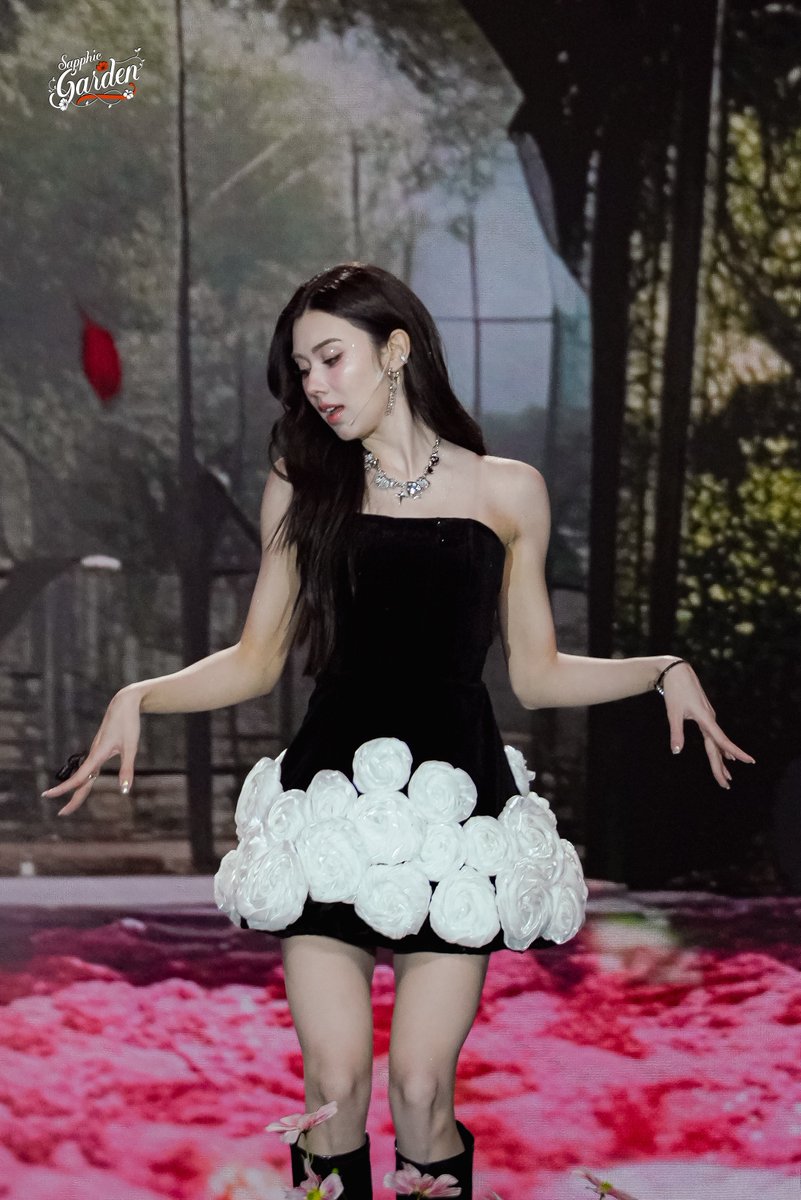 sapphic garden tweet media