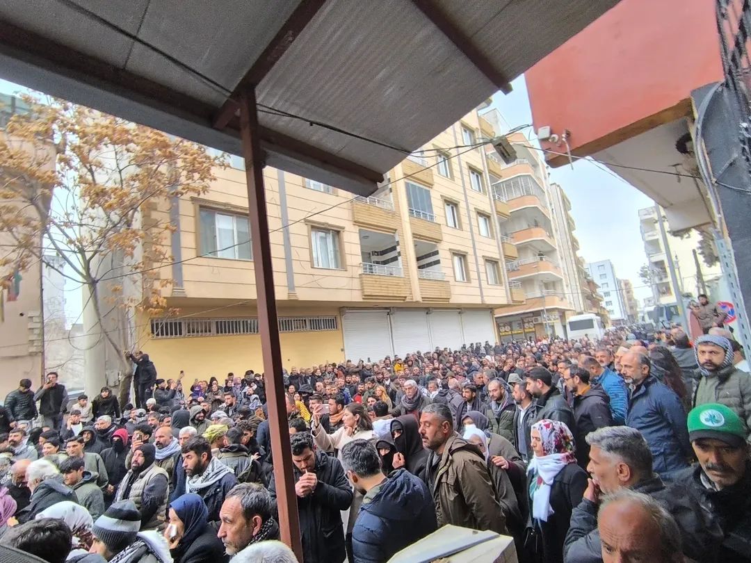 SiverekDEMParti's tweet photo. Dünya Rojava ile dayanışma günü Suruç halkı tüm engellemelere, baskılara rağmen Rojava halkıyla dayanışmaya devam ediyor!
DEM Parti Grup Başkanvekilmiz Sezai Temelli, Dem Parti Urfa il ve ilçe Örgütü ile bölge milletvekilleri halkla birlikte yürüdü https://t.co/wTIXt5vLcq