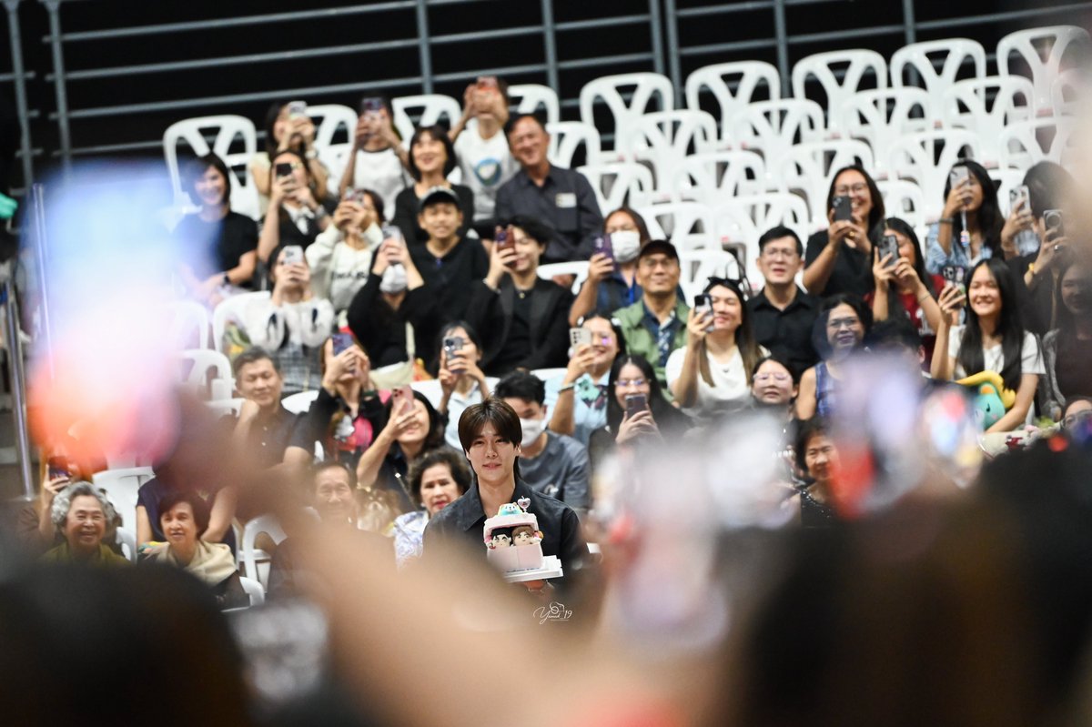 photobyyamed's tweet photo. ตอนภูวินทร์เชิญเค้กเข้ามา ญาติๆปอนด์ยิ้มกว้างมากกก หยิบมือถือถ่ายรูปภวกันใหญ่เลยยย

น่ารักกกก ภว นุมาถูกทางแล้ววลูกกก ผู้ใหญ่เอ็นดูมาก

THE GOOD YEAR OF POND
#Happy25thPondDay
@ppnaravit @phuwintang #ปอนด์ภูวินทร์ https://t.co/Nk6tRtLSPv