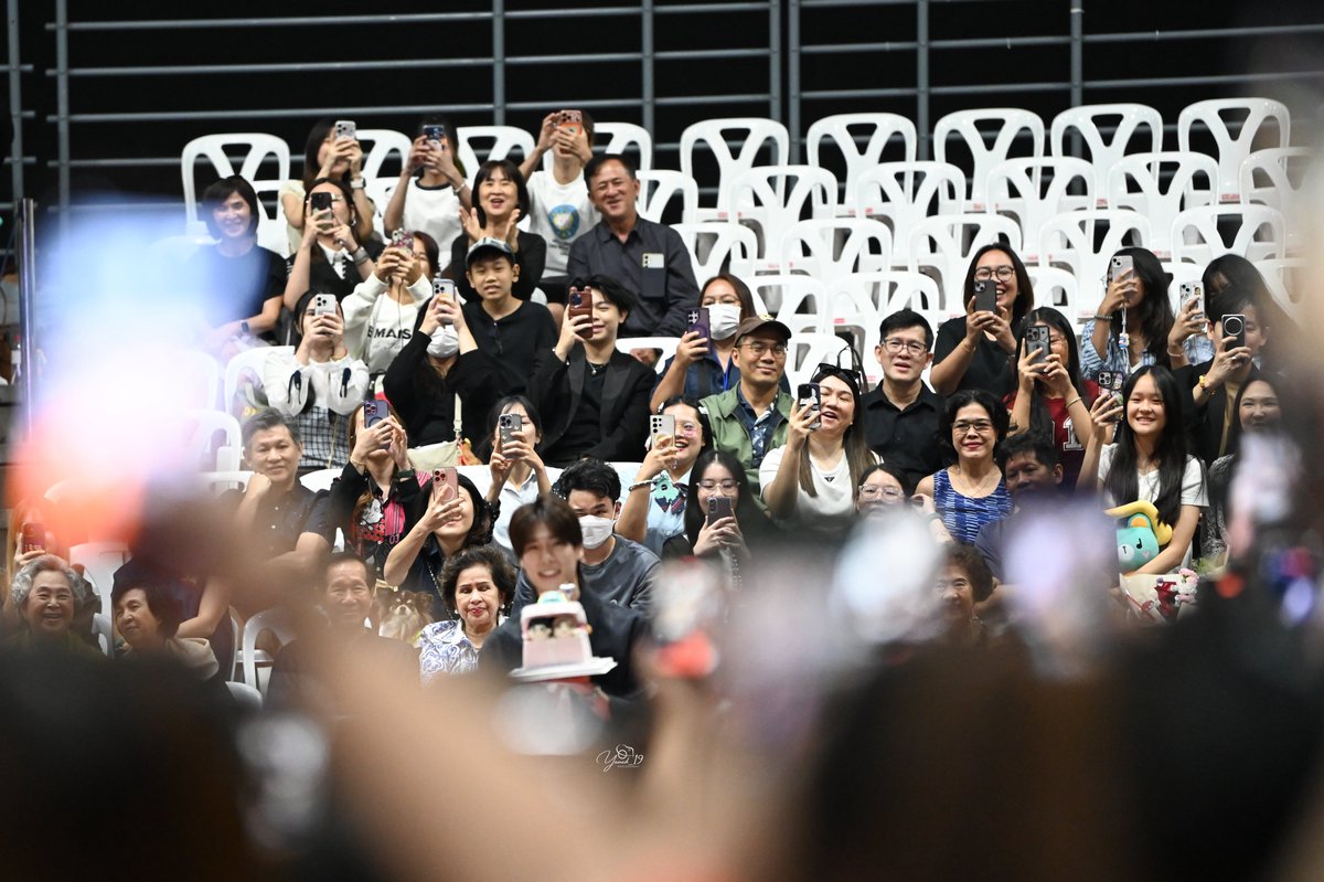 photobyyamed's tweet photo. ตอนภูวินทร์เชิญเค้กเข้ามา ญาติๆปอนด์ยิ้มกว้างมากกก หยิบมือถือถ่ายรูปภวกันใหญ่เลยยย

น่ารักกกก ภว นุมาถูกทางแล้ววลูกกก ผู้ใหญ่เอ็นดูมาก

THE GOOD YEAR OF POND
#Happy25thPondDay
@ppnaravit @phuwintang #ปอนด์ภูวินทร์ https://t.co/Nk6tRtLSPv
