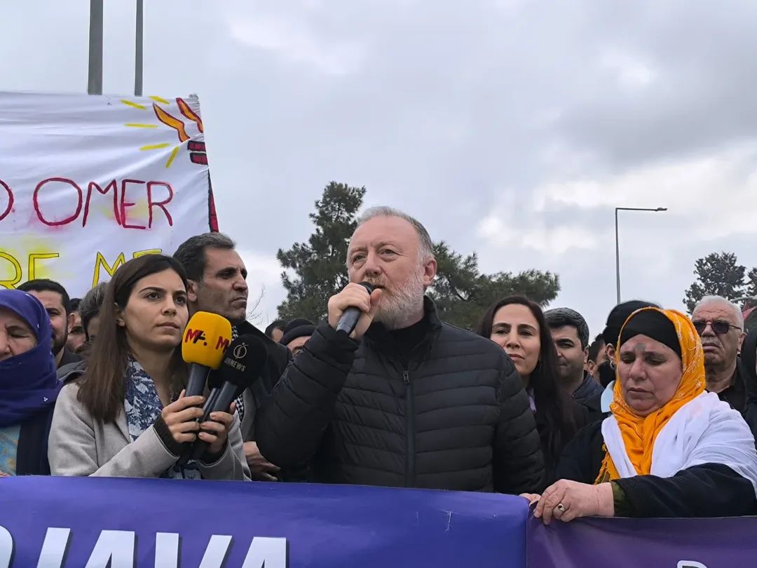 SiverekDEMParti's tweet photo. Dünya Rojava ile dayanışma günü Suruç halkı tüm engellemelere, baskılara rağmen Rojava halkıyla dayanışmaya devam ediyor!
DEM Parti Grup Başkanvekilmiz Sezai Temelli, Dem Parti Urfa il ve ilçe Örgütü ile bölge milletvekilleri halkla birlikte yürüdü https://t.co/wTIXt5vLcq