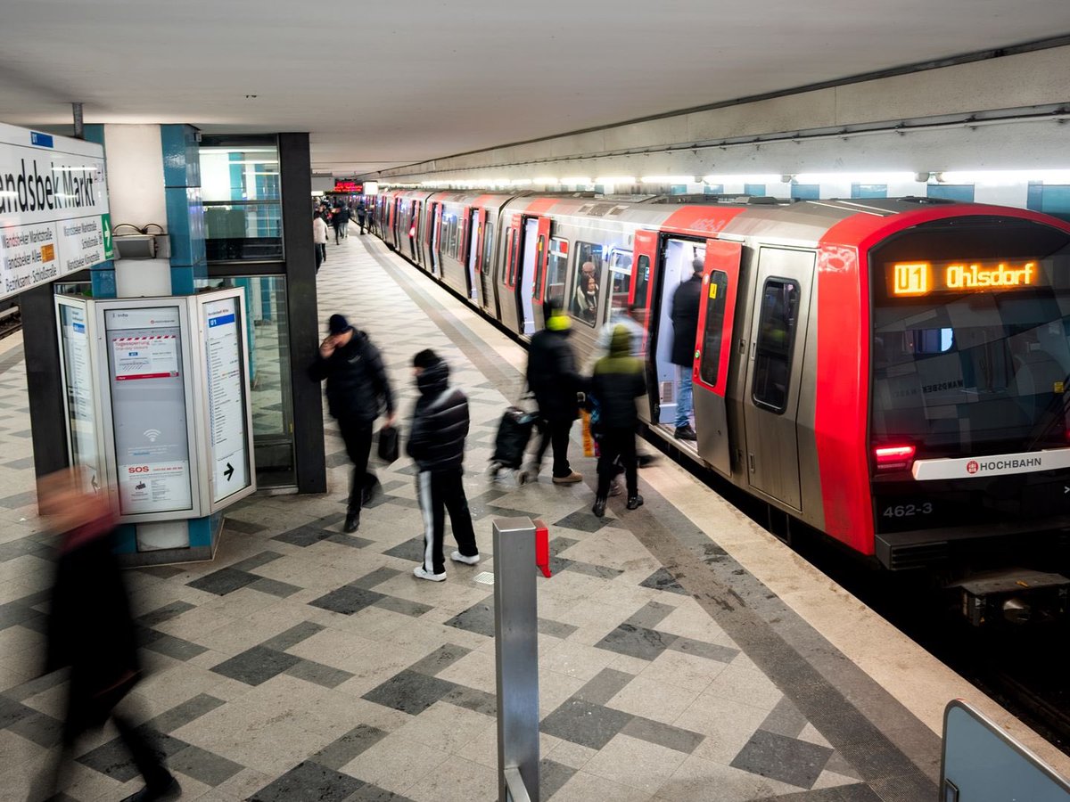 Een 25-jarige man uit Zuid-Soedan heeft donderdag in Hamburg een achttienjarige vrouw meegesleurd toen hij zich voor een rijdende metro wierp. Beiden kwamen om het leven. Ze kenden elkaar niet.

Volgens Bild had de man enkele dagen eerder twee politieagenten aangevallen. Ondanks