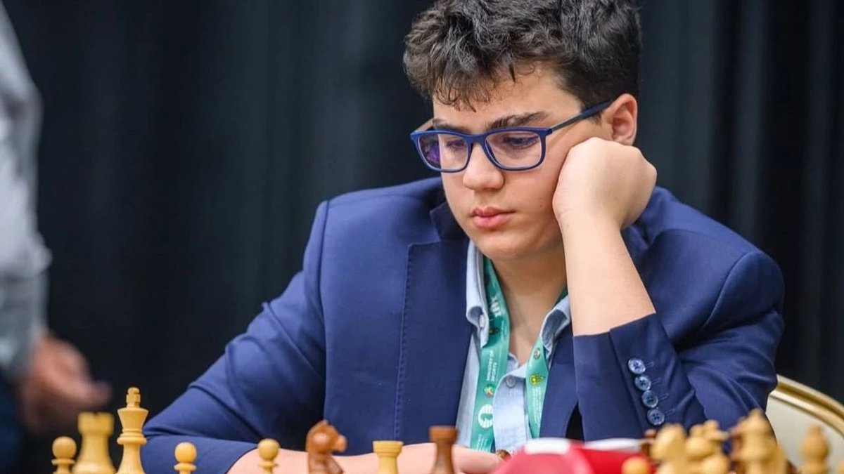 Dünya satranç tarihini değiştirebilecek bir potansiyel.

Aslında Yağız Kaan Erdoğmuş için “potansiyel” kelimesi artık yetersiz kalıyor.

- 12 yaşında GM
- 13 yaşında 2600+ reyting
- 13 yaş altı tarihin en yüksek reytingi
- 2600 barajını geçen en genç oyuncu
- 14 yaşında dünya ilk