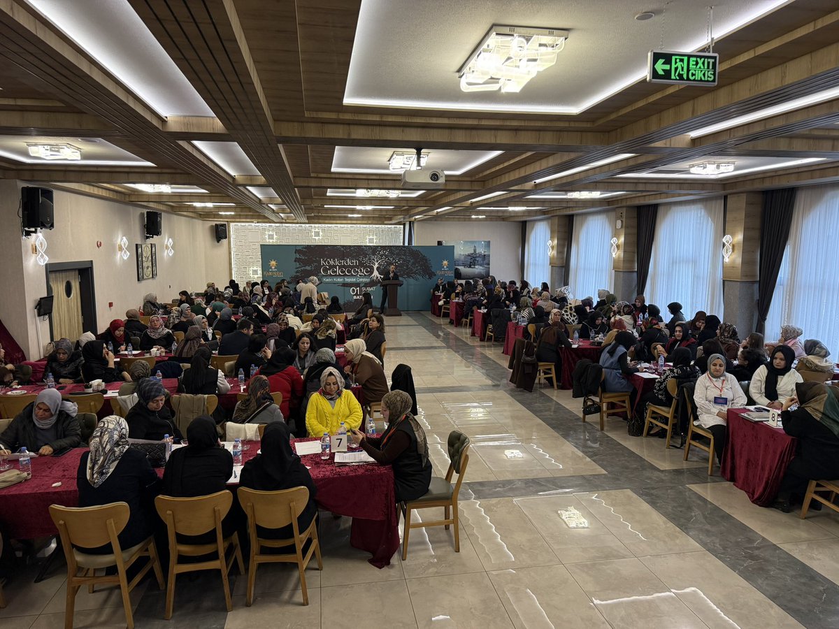 BatmanOlay's tweet photo. Ak Parti Genel Merkez Kadın Kolları MKYK Üyesi Havva Duran, Batman 
İl Başkanı Hüseyin Şansi,
Kadın Kolları İl Başkanı Seval Aksoy ve Gençlik Kolları İl Başkanı Mustafa Şahin’in katılımlarıyla, Batman Kadın Kolları tarafından düzenlenen
“Köklerden Geleceğe Teşkilat Çalıştayı”nda, bir araya geldi.
@SansiHuseyin 
@svlaksy72