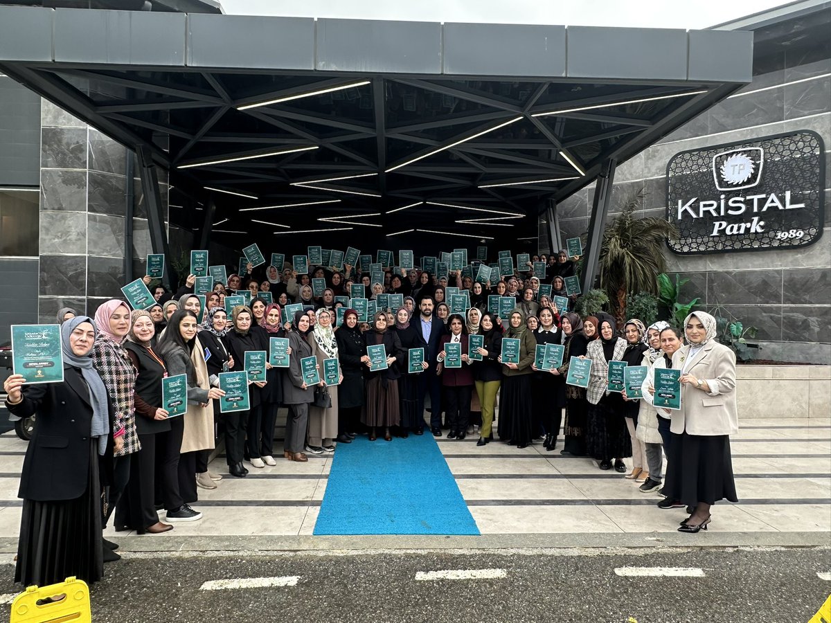 BatmanOlay's tweet photo. Ak Parti Genel Merkez Kadın Kolları MKYK Üyesi Havva Duran, Batman 
İl Başkanı Hüseyin Şansi,
Kadın Kolları İl Başkanı Seval Aksoy ve Gençlik Kolları İl Başkanı Mustafa Şahin’in katılımlarıyla, Batman Kadın Kolları tarafından düzenlenen
“Köklerden Geleceğe Teşkilat Çalıştayı”nda, bir araya geldi.
@SansiHuseyin 
@svlaksy72