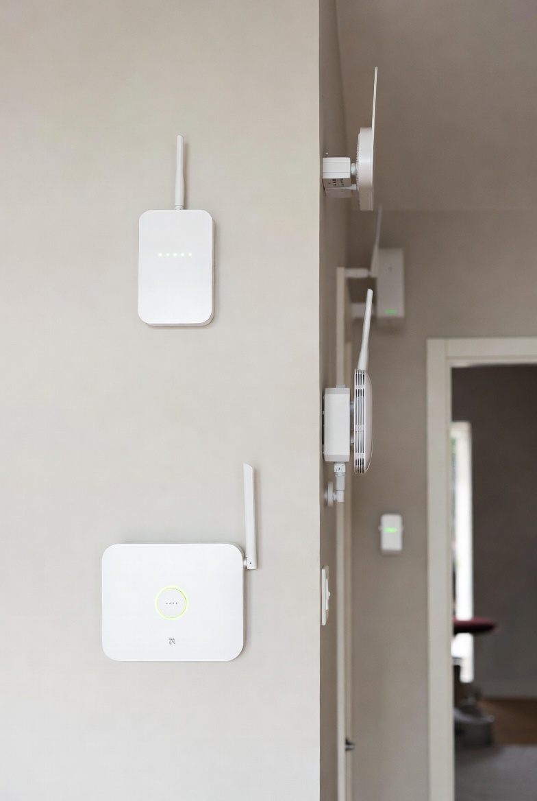 VercelianGroup's tweet photo. Ever notice your phone or HomeKit cam sticks to a far-away AP with a weak signal, even when you're right under a stronger one? That's "sticky client" syndrome—worse with too many APs causing heavy overlap.

Fix: Lower TX power on APs (e.g., low/medium), enable features like BSS Transition or minimum RSSI, and space APs thoughtfully.

Seamless roaming = happier smart home! #SmartHomeNetworking @VercelianGroup