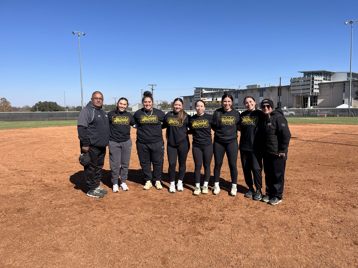 maggiwelham's tweet photo. Yesterday was our first ever ECSB Alumni game &amp; it was a huge success! Thank you to everyone who came out and especially to our alumni who played some great softball and showed off their talents! 🖤💛🐝@ECISDtweets @_ECAthletics @ArriolaSuzette #dontwishwork https://t.co/eRGYNr2psx