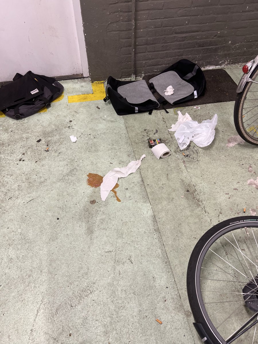 WillemBehouden's tweet photo. @NS_online zoals gebruikelijk hebben ze weer lopen poepen en spullen jatten op het station Bergen op Zoom….. kaartjes zijn weer stuk duurder zou je denken dat je dit kan voorkomen… gister avond naast Murat aan spoor kant ook met aluminium folie dingen aan het roken…… #veilig https://t.co/KfUKj9jvBZ