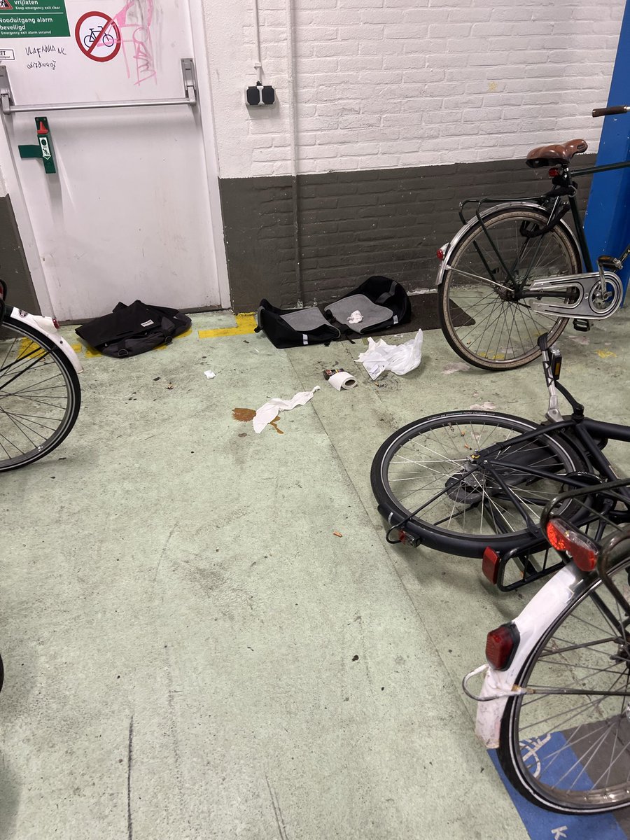 WillemBehouden's tweet photo. @NS_online zoals gebruikelijk hebben ze weer lopen poepen en spullen jatten op het station Bergen op Zoom….. kaartjes zijn weer stuk duurder zou je denken dat je dit kan voorkomen… gister avond naast Murat aan spoor kant ook met aluminium folie dingen aan het roken…… #veilig https://t.co/KfUKj9jvBZ