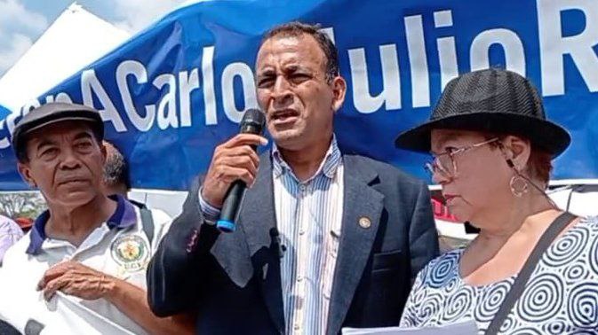 PCV_Carabobo's tweet photo. #AHORA Periodistas informan que el abogado y  defensor de DD.HH Eduardo Torres fue excarcelado este #30Ene

Torres, quien ha sido defensor legal de trabajadores presos por luchar, fue detenido arbitrariamente en mayo de 2025 y acusado de "conspiración" y "terrorismo". https://t.co/9STCRUQPfp