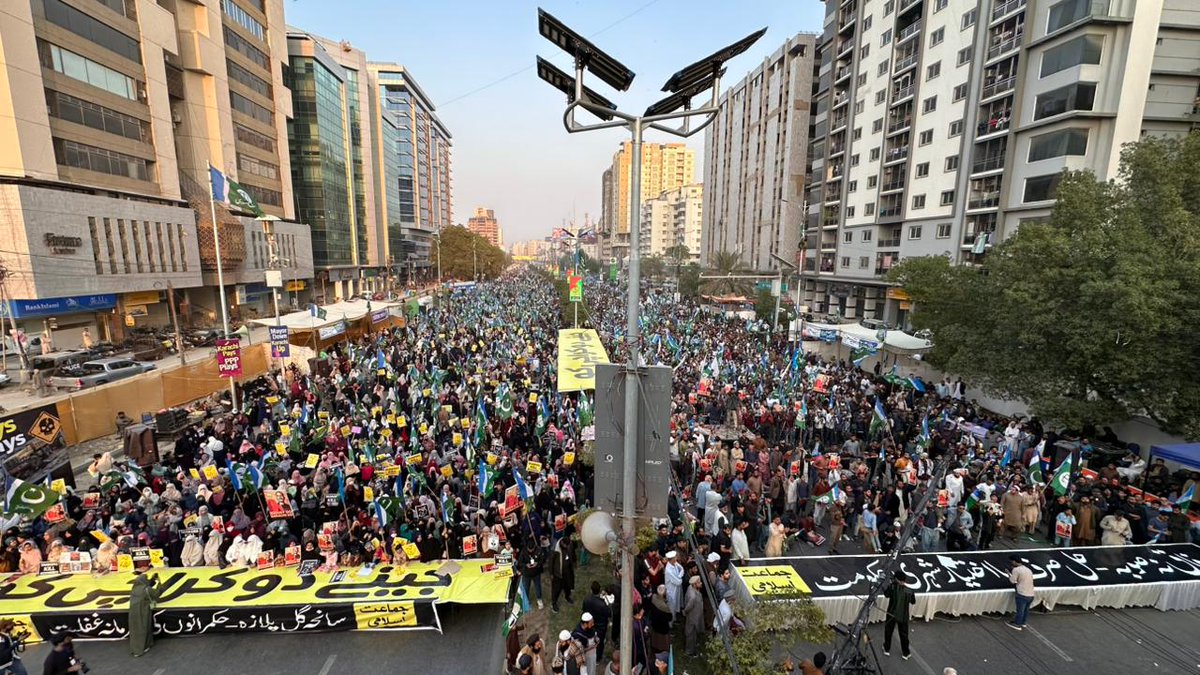 #JeenyDoKarachiKo
ٹیکسز کی صورت سب سے زیادہ ریونیو جنریٹ کرنے والے شہر کے تجارتی مراکز جلتے ہیں تو آگ بجھانے کیلئے نہ پانی ملتا ہے نہ فائر بریگیڈ ۔ حادثے کے بعد حکومتی سفاکیت سب سے زیادہ تکلیف دہ ہے ۔ حق چھیننے کیلئے ایک طویل جدوجہد ہم کراچی والوں کی منتظر ہے ۔