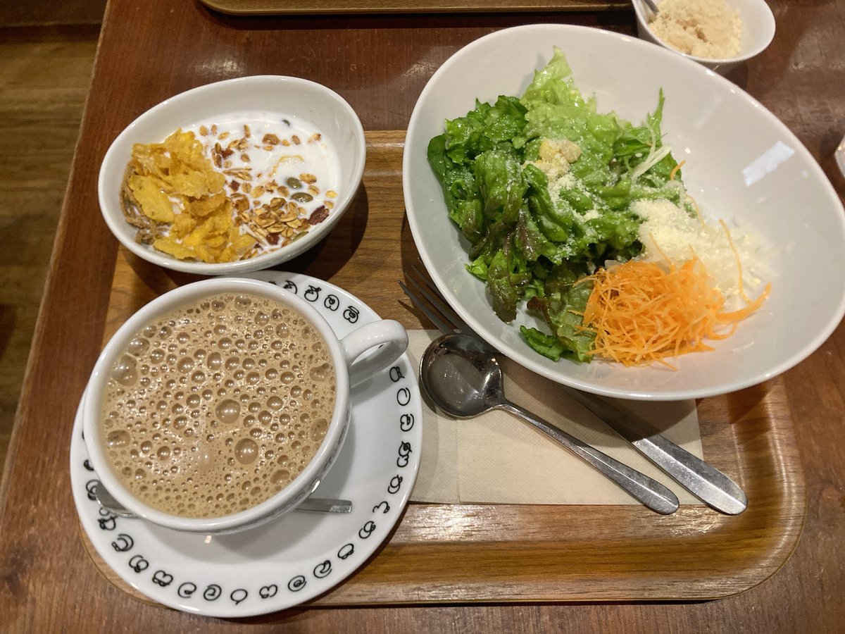 井の頭公園の「チャイブレイク」で健康的なモーニング
少し並んだけれど、その甲斐はあった
ミルクティーは砂糖を入れれば入れるほど美味しくなり、朝から幸福度が上がる