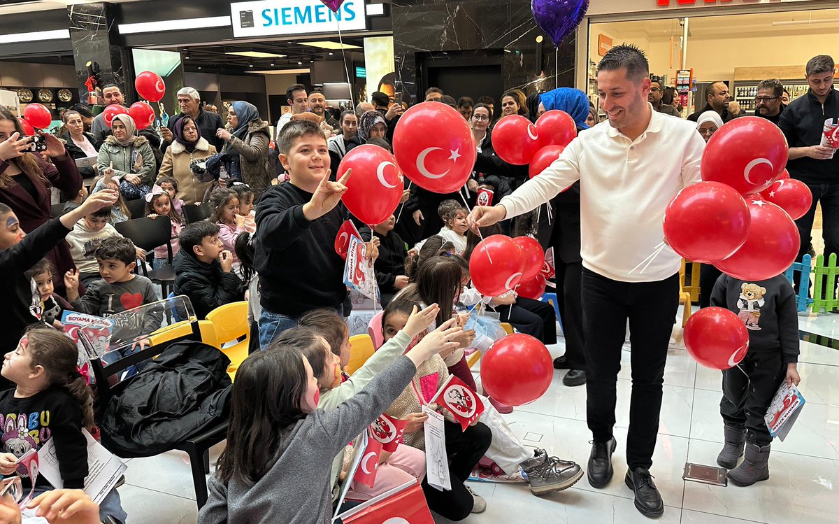 halityagmur's tweet photo. Tatilin son gününde, çocuk şenliğimizi büyük bir coşku ve katılımla gerçekleştirdik. 🎈
Evlatlarımızın yüzlerindeki tebessüm, ellerinde gururla dalgalanan bayraklarımız; bize umut oldu, güç verdi.

Onların neşesi bizim yarınımız, sevgisi geleceğimizdir.
Bu güzel anlar; çocuklarımız için, vatan sevgisiyle büyüyen yarınlar için atılmış küçük ama anlamı büyük adımlardır. 🇹🇷 İyi ki varsınız çocuklar…
Gülüşünüz eksik olmasın, yolunuz açık olsun.

@ayyildirim1 
@Ulku_Ocaklari