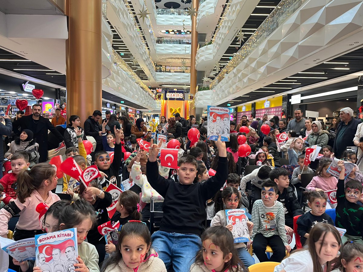 halityagmur's tweet photo. Tatilin son gününde, çocuk şenliğimizi büyük bir coşku ve katılımla gerçekleştirdik. 🎈
Evlatlarımızın yüzlerindeki tebessüm, ellerinde gururla dalgalanan bayraklarımız; bize umut oldu, güç verdi.

Onların neşesi bizim yarınımız, sevgisi geleceğimizdir.
Bu güzel anlar; çocuklarımız için, vatan sevgisiyle büyüyen yarınlar için atılmış küçük ama anlamı büyük adımlardır. 🇹🇷 İyi ki varsınız çocuklar…
Gülüşünüz eksik olmasın, yolunuz açık olsun.

@ayyildirim1 
@Ulku_Ocaklari