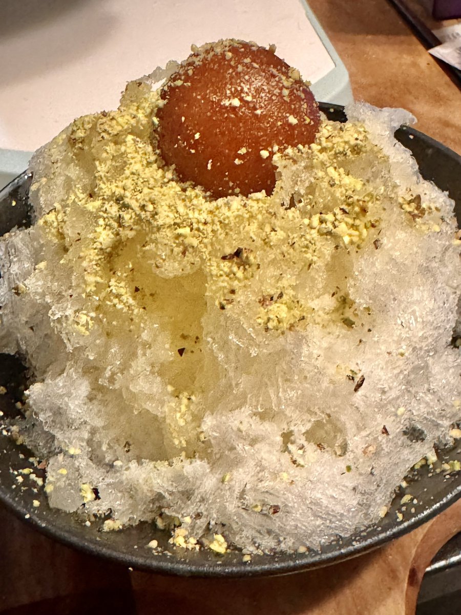 グラブジャムン
無糖のヨーグルトに入れると食べやすいんですが
夏にかき氷に使うと、シロップまで使えてめちゃうまいし最高であります
なお、余ったシロップは炭酸で割るといい 