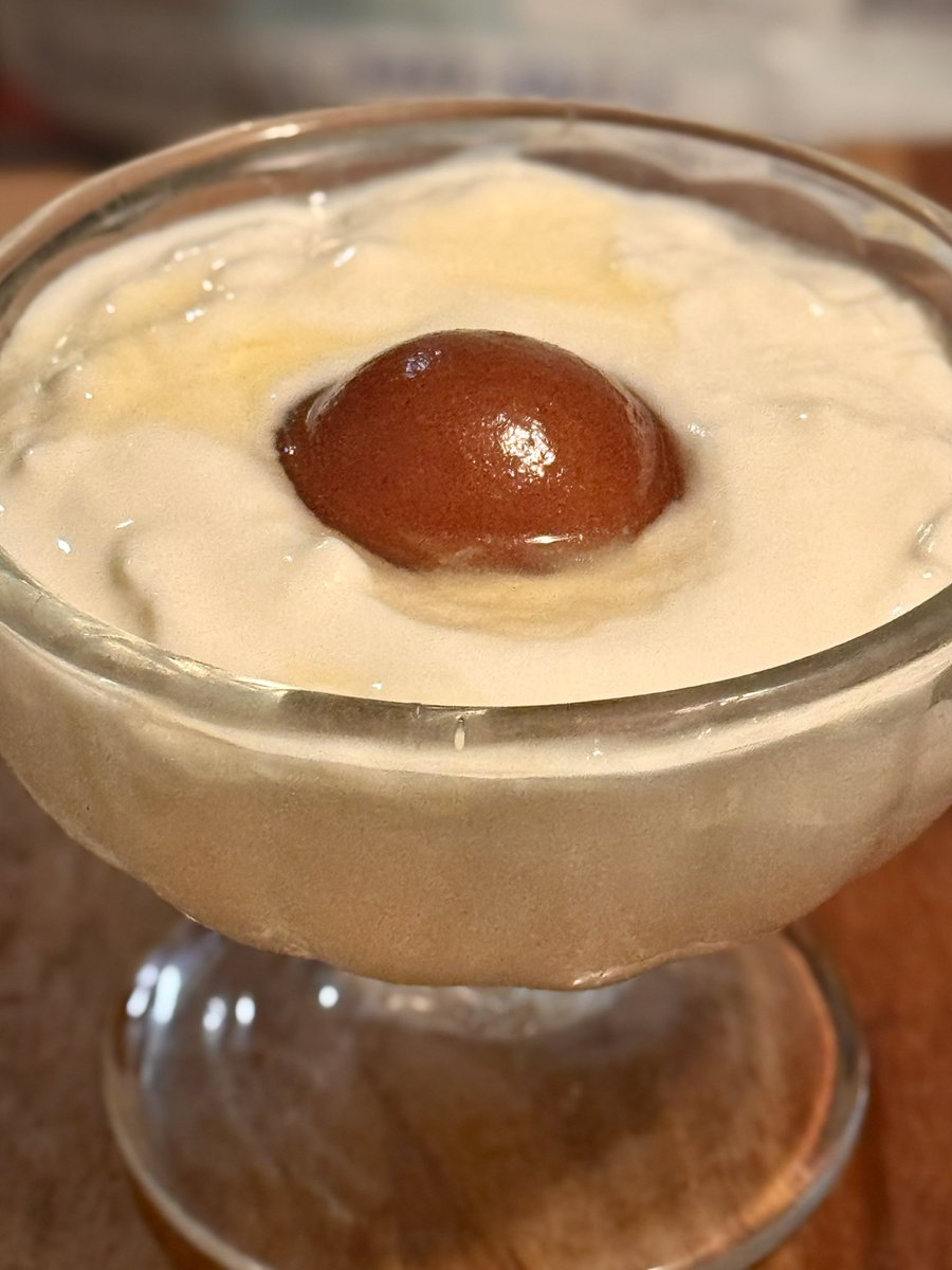 グラブジャムン
無糖のヨーグルトに入れると食べやすいんですが
夏にかき氷に使うと、シロップまで使えてめちゃうまいし最高であります
なお、余ったシロップは炭酸で割るといい 