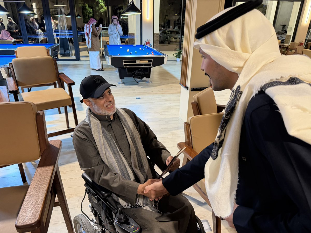 almdawia's tweet photo. بالأمس لم يكن يومًا عابرًا…
كان حدثًا علّقته في أعلى براويز نجاحي، وأسكنته قمّة قصور سعادتي، ليبقى تذكارًا لا يغيب عن الذاكرة.

من مدينة #الجبيل اجتمع الأحبة ليشاركوني لحظة تدشين كتاب #قلادة_الرياض، لحظة كُتبت بقلوبهم قبل أن تُكتب بالكلمات.

وكان لنادي خمائل @khamayilclub النصيب الأكبر، فهم أوّل من بادر بالدعم، وأصدق من آمن بالحلم.
ولا أنسى الإعلاميين، الذين بفضلهم نتميّز ونبدع، وكان حضورهم أثرًا لا يُنسى.
وامتنان خاص للمحاور العظيم يحيى العلكمي @YhyyLkmy39822 ، الذي أدار اللحظة بحرفية عالية، ومنحها روحًا وجمالًا.

شكرًا لكل من حضر وأسعدني بوجوده…
أنتم جزء من هذا النجاح🤍✨