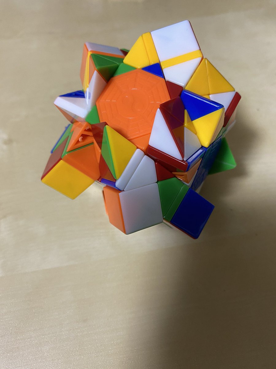 TogeRubiks's tweet photo. やっとbagua cube揃えられたー！
購入して崩したのが2018年で攻略までめっちゃ時間かかっちゃった

すっごく楽しかったありがとう https://t.co/uuqRWzM6km