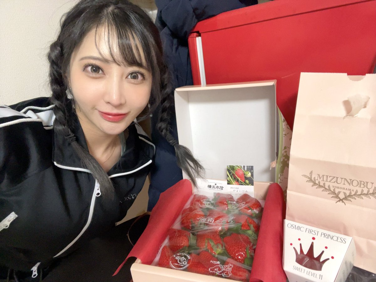 先日の秋葉原イベントで横浜から参加のY様！

🍓【やよいひめ】という苺、最高です！ジューシーで甘酸っぱくて大きい！
可愛い🍅フルーツトマトも甘くて旨みも抜群！
ごちそうさまでした😋
苺もトマトも大好き！感動の報告でした🥺

ジャージは@soxsocks_tokyo の！
一日店長の時の！Tさん、着てます😘 https://t.co/ju8m4jrEw6
