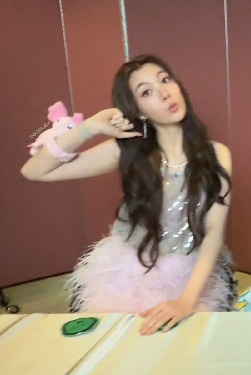 dbjisormlette's tweet image. วันนี้เหมือนมาเติมใจจริง ๆ ตอนเรา Hi-Bye มันไวมาก เราไม่ได้สังเกตด้วยซ้ำว่าน้องออมเอาน้องชมพูที่เราให้วันนี้มาเกาะไว้ที่แขน 😭🤍

LINGORM TP FANMEET
#LingOrmTaipeiFanmeeting
#OrmKornnaphat #ออมกรณ์นภัส