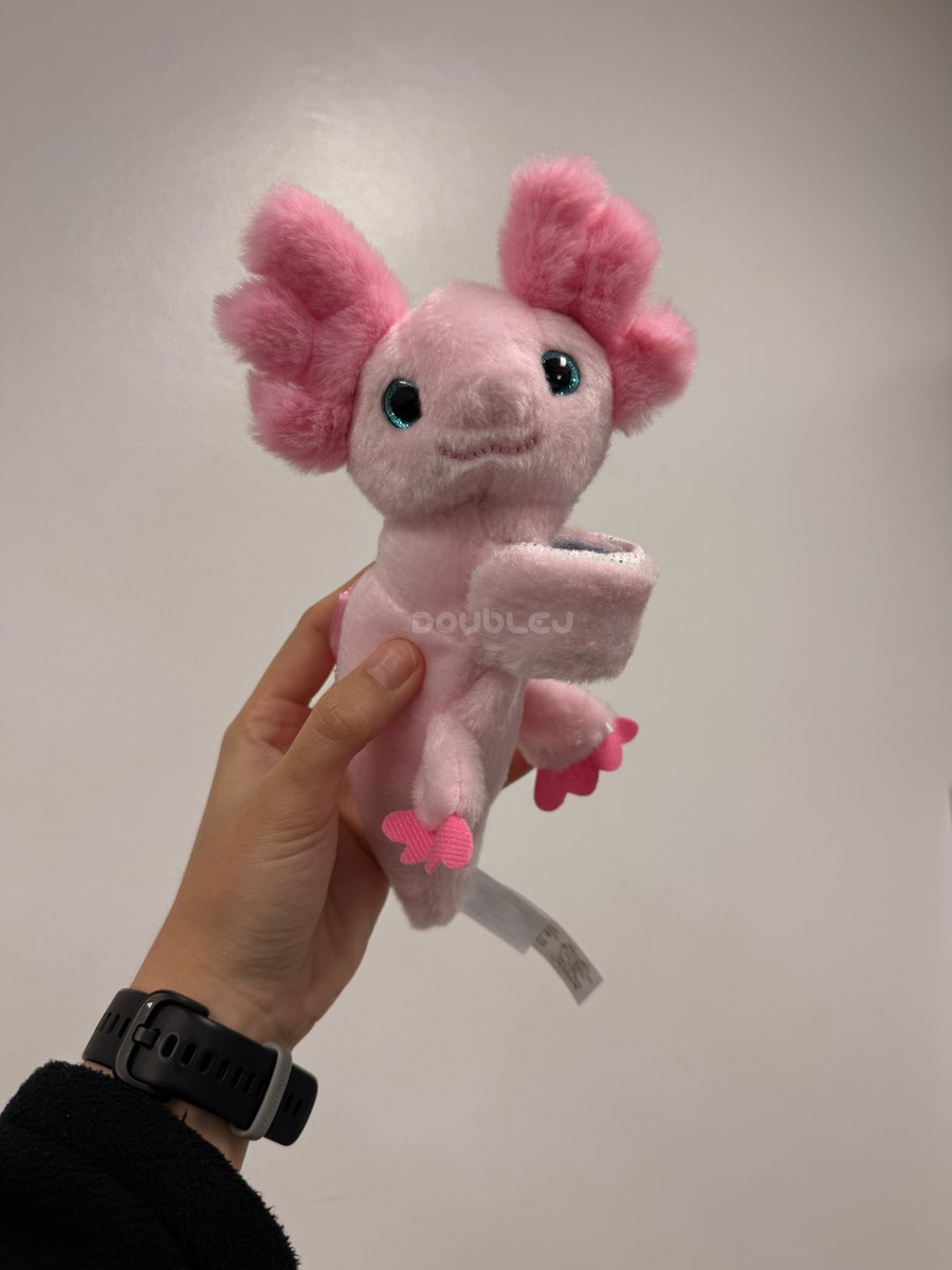 dbjisormlette's tweet image. วันนี้เหมือนมาเติมใจจริง ๆ ตอนเรา Hi-Bye มันไวมาก เราไม่ได้สังเกตด้วยซ้ำว่าน้องออมเอาน้องชมพูที่เราให้วันนี้มาเกาะไว้ที่แขน 😭🤍

LINGORM TP FANMEET
#LingOrmTaipeiFanmeeting
#OrmKornnaphat #ออมกรณ์นภัส