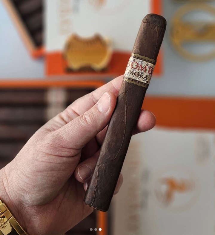 Produced in 2019, this BEAUTY has been patiently resting for you to enjoy it NOW!!!
.
#MbombayMORA uses a delicious Mexican San Andrés wrapper over an Ecuadorian binder and fillers from Honduras, Nicaragua and Pennsylvania.
.
Available in two sizes: 5x54 Robusto and 6.5x54 Toro.