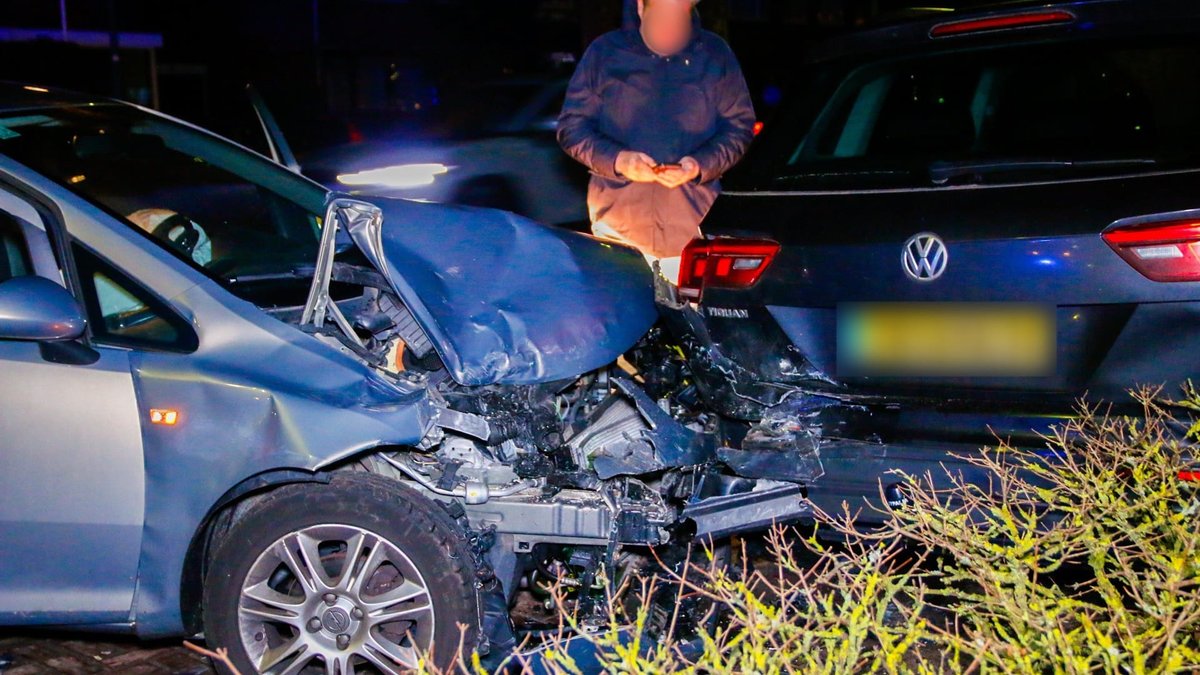 Verkeersongeval Kennemerstraatweg met veel schade