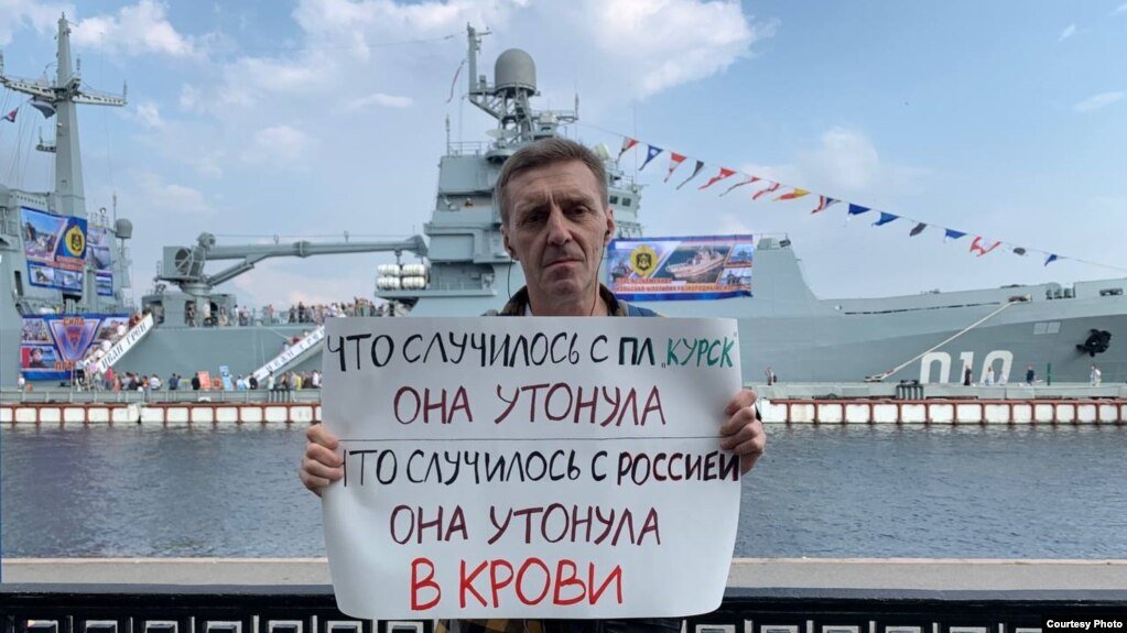 veraizmaylova41's tweet photo. В Петербурге сотрудники полиции задержали преступника Виталия Иоффе.
Он встал на набережной Лейтенанта Шмидта на фоне большого десантного корабля "Иван Грен" в одиночный пикет.
Простоял с плакатом ровно 3 минуты, после чего был задержан. Полицию вызвали сознательные горожане https://t.co/1VCCD8sBdO
