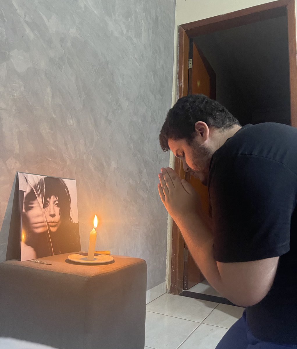 itzcustodio's tweet image. Hoje eu estou nesse mood para o Grammy 🕯️