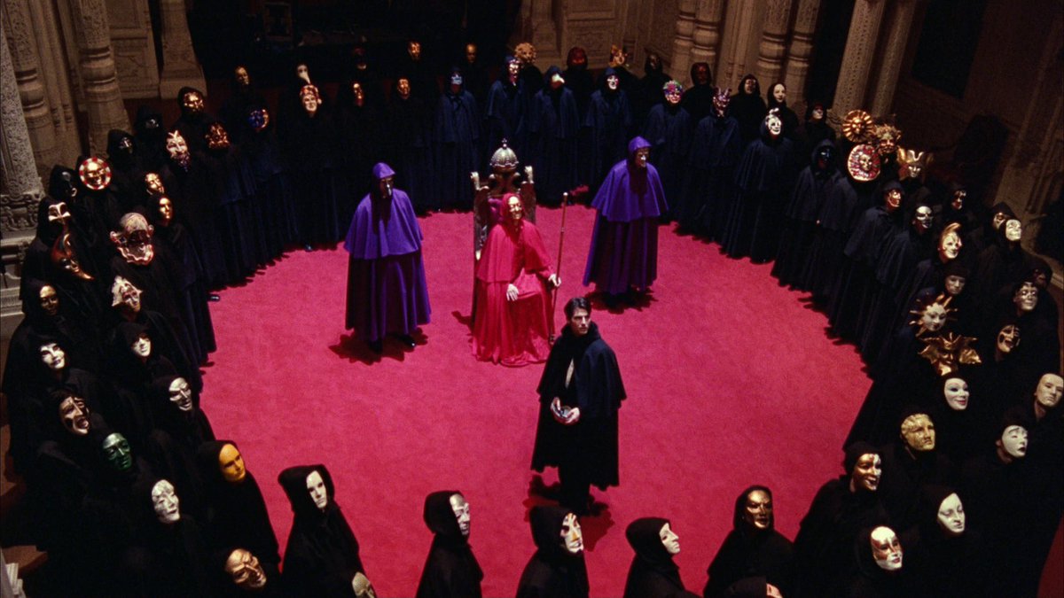 Eyes Wide Shut için yaptığım videoda da söylüyorum. Bu maskelerin arkasında önde gelen hukukçular, medya patronları, şarkıcılar, oyuncular, savcılar, hakimler, bürokratlar ve siyasetçiler var. Tüm etiğin ve ahlakın hiçe sayıldığı yerde tek bir yasa var; omerta yasası. Yani kimse