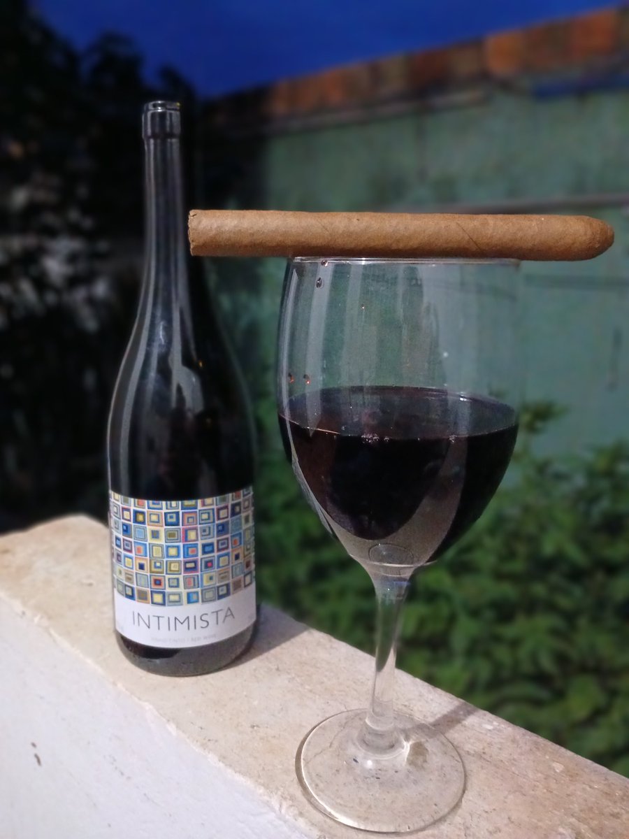 ajlobone's tweet photo. Fim de tarde de um quase sessentão... 🍷 https://t.co/MtH6OD5Fzq