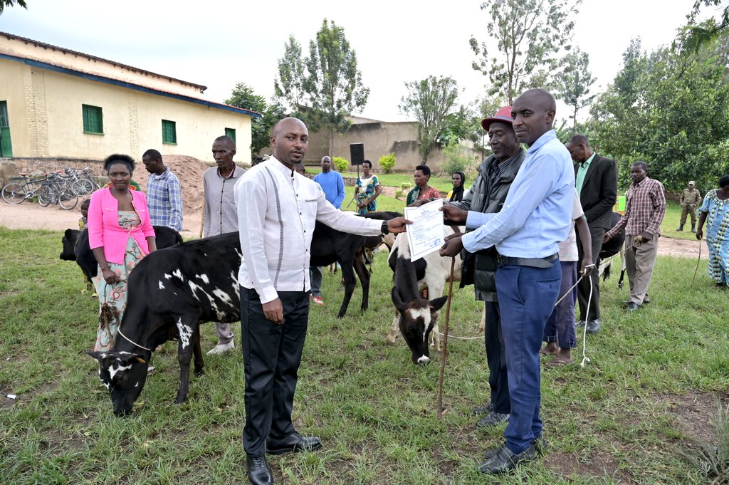 RuhangoDistrict's tweet photo. Uyu munsi hizihijwe umunsi w'Intwari, ku rwego rw'Akarere ibirori byabereye mu Murenge wa Ntongwe. Umuyobozi w'Akarere Wungirije Ushinzwe Iterambere @JeanRusi ari kumwe n'inzego zitandukanye bifatanyije n'abaturage kuzirikana Ubutwari bwaranze Intwari z'Igihugu cyacu. https://t.co/U0ssjD1bac