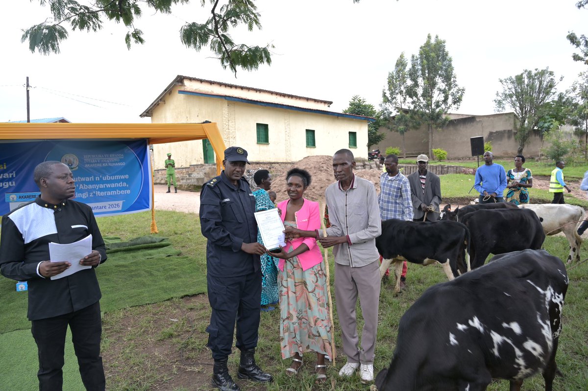 RuhangoDistrict's tweet photo. Haremewe abaturage 7 bagabiwe Inka 7. Abitabiriye bashihikarijwe kwigira no kuzirikana umurage w'ubutwari dukesha Ubuyobozi bukuru bw'Igihugu cyacu. https://t.co/JD5bfEmCqH