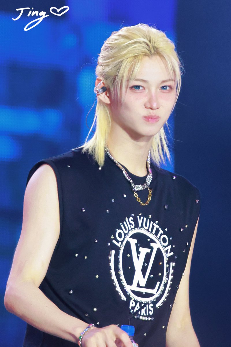 ★ (@hourlyonglix) on Twitter photo 