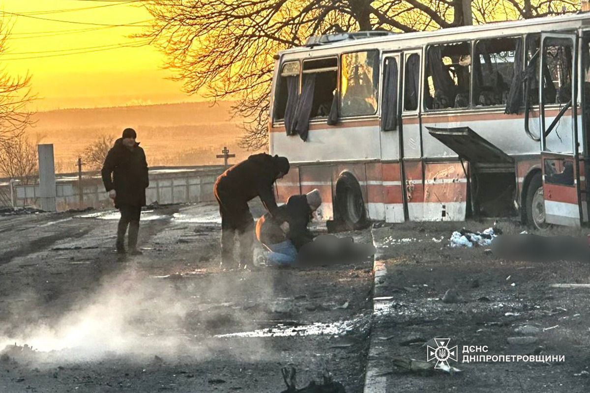 BohuslavskaKate's tweet image. 🚨Twelve people were killed in the Dnipropetrovsk region‼️

A russian drone struck a company shuttle bus in the Pavlohrad district.  

Reports confirm 12 fatalities. 7 others were injured and taken to hospital.

Fucking russian bastards❗️