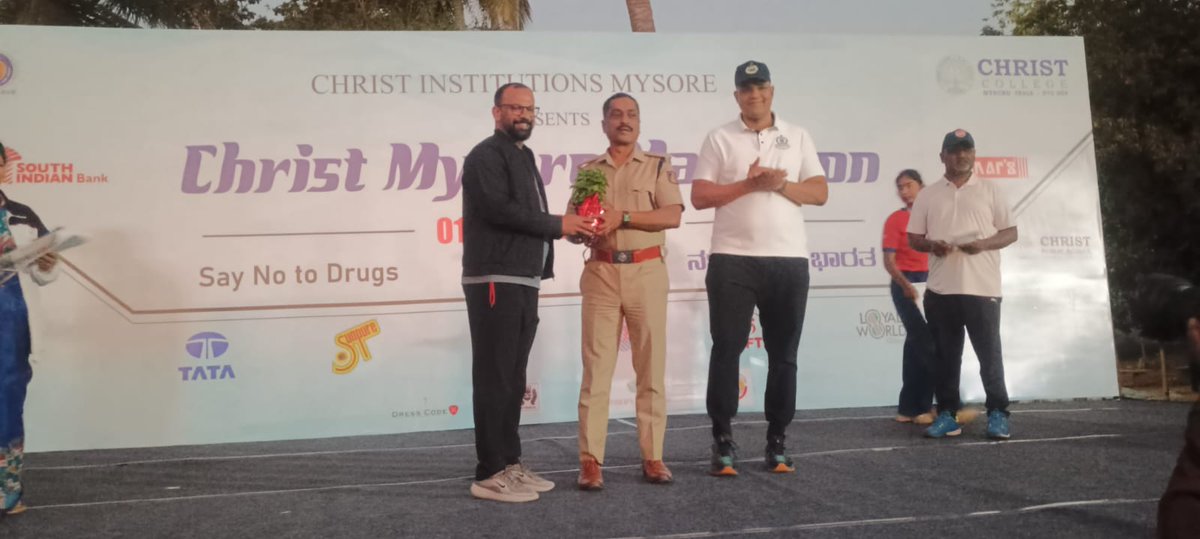 SPmysuru's tweet photo. ಇಂದು ಮೈಸೂರಿನ ಶ್ರೀರಾಂಪುರದ ಕ್ರೈಸ್ಟ್ ಕಾಲೇಜ್ ನಲ್ಲಿ ನಶೆ ಮುಕ್ತ ಭಾರತ (Marathon) ಓಟವನ್ನು KPA ಉಪ ನಿರ್ದೇಶಕರಾದ ಶ್ರೀ ಚೆನ್ನಬಸವಣ್ಣ ಎಸ್ ಎಲ್ IPS ರವರು ಮತ್ತು ಮೈಸೂರು ಜಿಲ್ಲಾ ಅಪರ ಪೊಲೀಸ್ ಅಧೀಕ್ಷಕರಾದ ಶ್ರೀ ಎಲ್. ನಾಗೇಶ್ ರವರು ಚಾಲನೆ ನೀಡಿ, ವಿಜೇತರಿಗೆ ಬಹುಮಾನ ವಿತರಿಸಿದರು. @DgpKarnataka @Rangepol_SR https://t.co/VnjTix6PIF