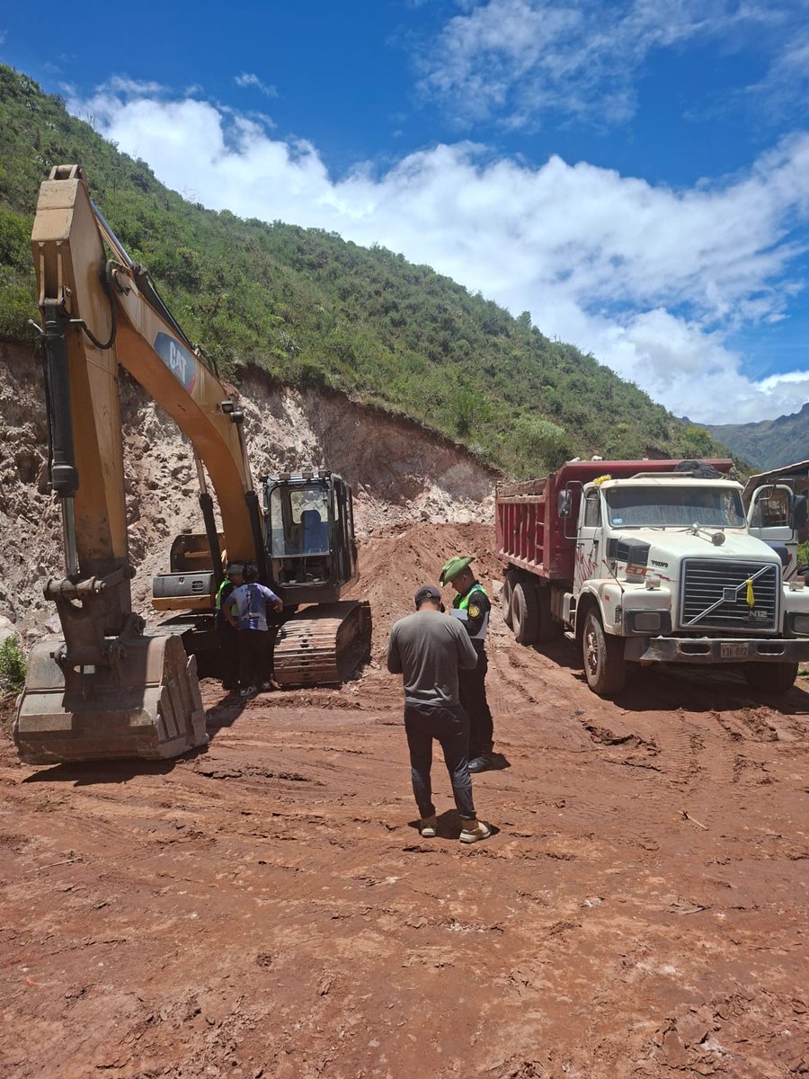 #Cusco 🚨| 𝐏𝐨𝐥𝐢𝐜í𝐚 𝐍𝐚𝐜𝐢𝐨𝐧𝐚𝐥 𝐟𝐫𝐞𝐧𝐚 𝐝𝐞𝐥𝐢𝐭𝐨𝐬 𝐚𝐦𝐛𝐢𝐞𝐧𝐭𝐚𝐥𝐞𝐬 𝐲 𝐩𝐫𝐨𝐭𝐞𝐠𝐞 𝐞𝐥 𝐩𝐚𝐢𝐬𝐚𝐣𝐞 𝐧𝐚𝐭𝐮𝐫𝐚𝐥 
Tras la ejecución de un operativo, personal policial logró intervenir e inmovilizar maquinaria pesada utilizada para la presunta