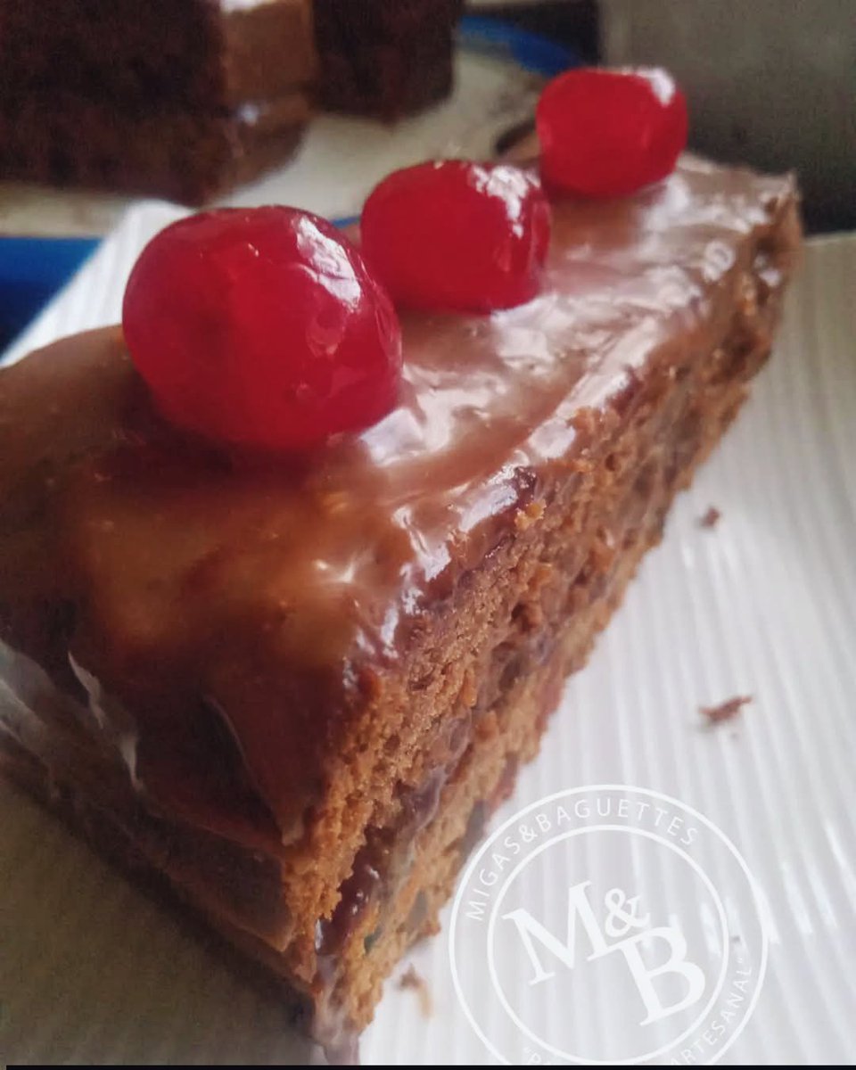 migasybaguettes's tweet image. Delicioso Pastel frío con butercreen de mani, relleno de ganache de chocolate, licor de almendras, tropezones de almendras y decorado con Cerezas en almíbar🔥😋
#pasteldechocolate #pastelfrio #pasteleria