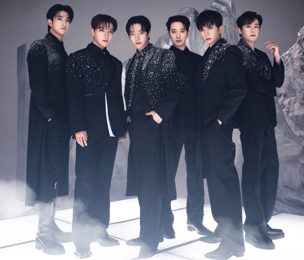 dw_wy0898's tweet photo. oh and 2pm officially have their new group photo altogether again ahhh 😭🫶

좋다😘 https://t.co/1Mhs6GjHVK