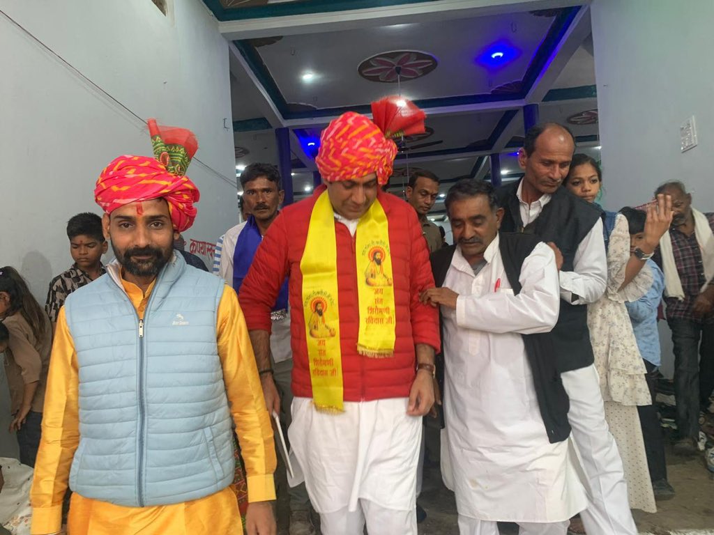 iPriyavratSingh's tweet photo. संत शिरोमणि गुरु रविदास जी की जयंती के शुभ अवसर पर आज ‘आदर्श अहिरवार समाज’ द्वारा खिलचीपुर एवं राजगढ़ में आयोजित गरिमामय कार्यक्रमों में सहभागिता का अवसर मिला। https://t.co/PAiE9PnkWy