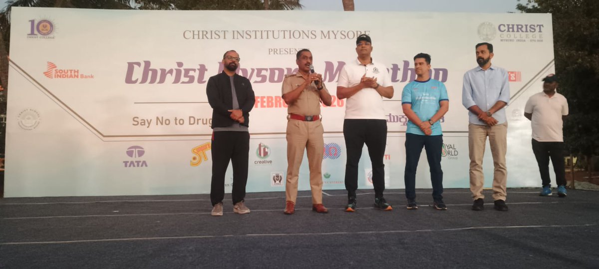 SPmysuru's tweet photo. ಇಂದು ಮೈಸೂರಿನ ಶ್ರೀರಾಂಪುರದ ಕ್ರೈಸ್ಟ್ ಕಾಲೇಜ್ ನಲ್ಲಿ ನಶೆ ಮುಕ್ತ ಭಾರತ (Marathon) ಓಟವನ್ನು KPA ಉಪ ನಿರ್ದೇಶಕರಾದ ಶ್ರೀ ಚೆನ್ನಬಸವಣ್ಣ ಎಸ್ ಎಲ್ IPS ರವರು ಮತ್ತು ಮೈಸೂರು ಜಿಲ್ಲಾ ಅಪರ ಪೊಲೀಸ್ ಅಧೀಕ್ಷಕರಾದ ಶ್ರೀ ಎಲ್. ನಾಗೇಶ್ ರವರು ಚಾಲನೆ ನೀಡಿ, ವಿಜೇತರಿಗೆ ಬಹುಮಾನ ವಿತರಿಸಿದರು. @DgpKarnataka @Rangepol_SR https://t.co/VnjTix6PIF
