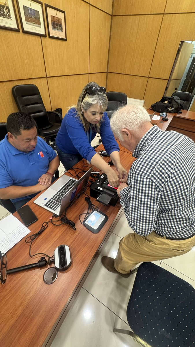 RegCivil_Biobio's tweet photo. Este domingo 01 de febrero @registrocivil_chile  estará realizando un operativo especial para apoyar a familias damnificadas, hasta las 14 horas.
atenderemos en:
✅Penco: Freire 600
✅Punta de Parra: Delegación Municipal.         Qué trámites? Cédula de Identidad y clave única. https://t.co/vhOGg1csKI