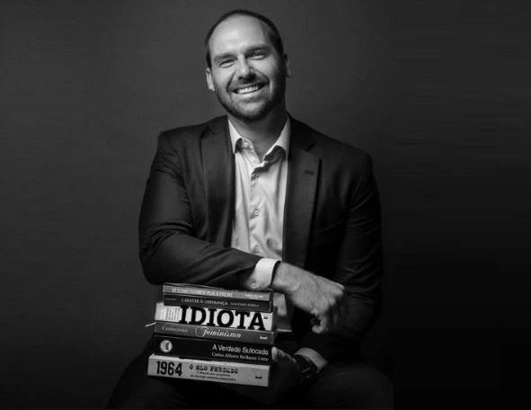 PedroRonchi2's tweet photo. Não esquecer que muitas pessoas acreditaram no Eduardo Bolsonaro dizendo que se não dessem anistia para o pai dele o Trump iria aplicar mais tarifas e sanções contra o Brasil. https://t.co/I2gxoW4J7c