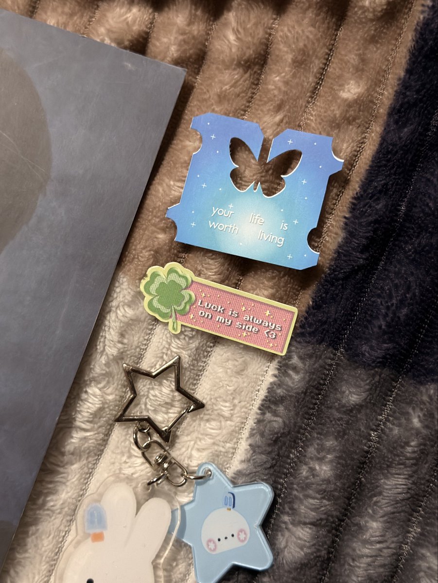 _mongjjang's tweet photo. thank you so much @papillonph 🦋 for this miffy lads zayne keyring 🐰❄️ and thank u so much for the freebies!!! 😭 nagulat ako sa zayne print as in huhuhu papa-frame ko to! 🥺 it was so nice meeting you! see u next event 🫶 https://t.co/2bUKq6dYjn