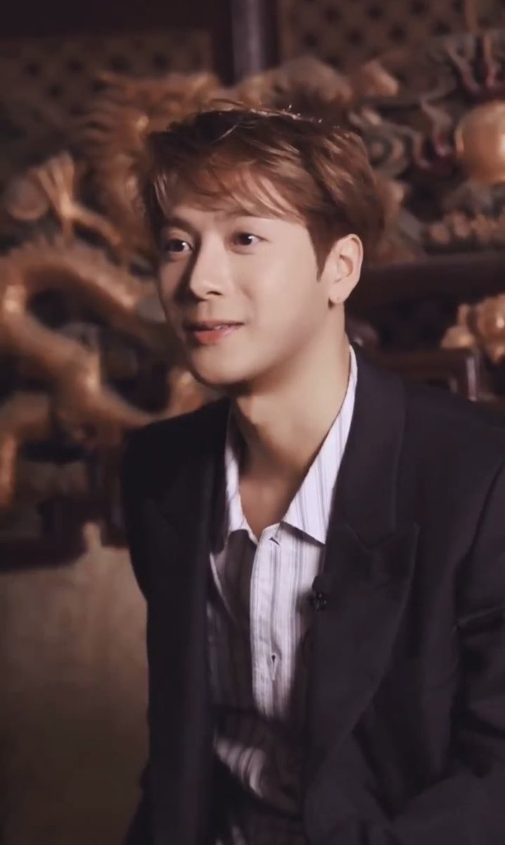 I love when Jackson has hair down like this! He looks so good!!

#JacksonWang