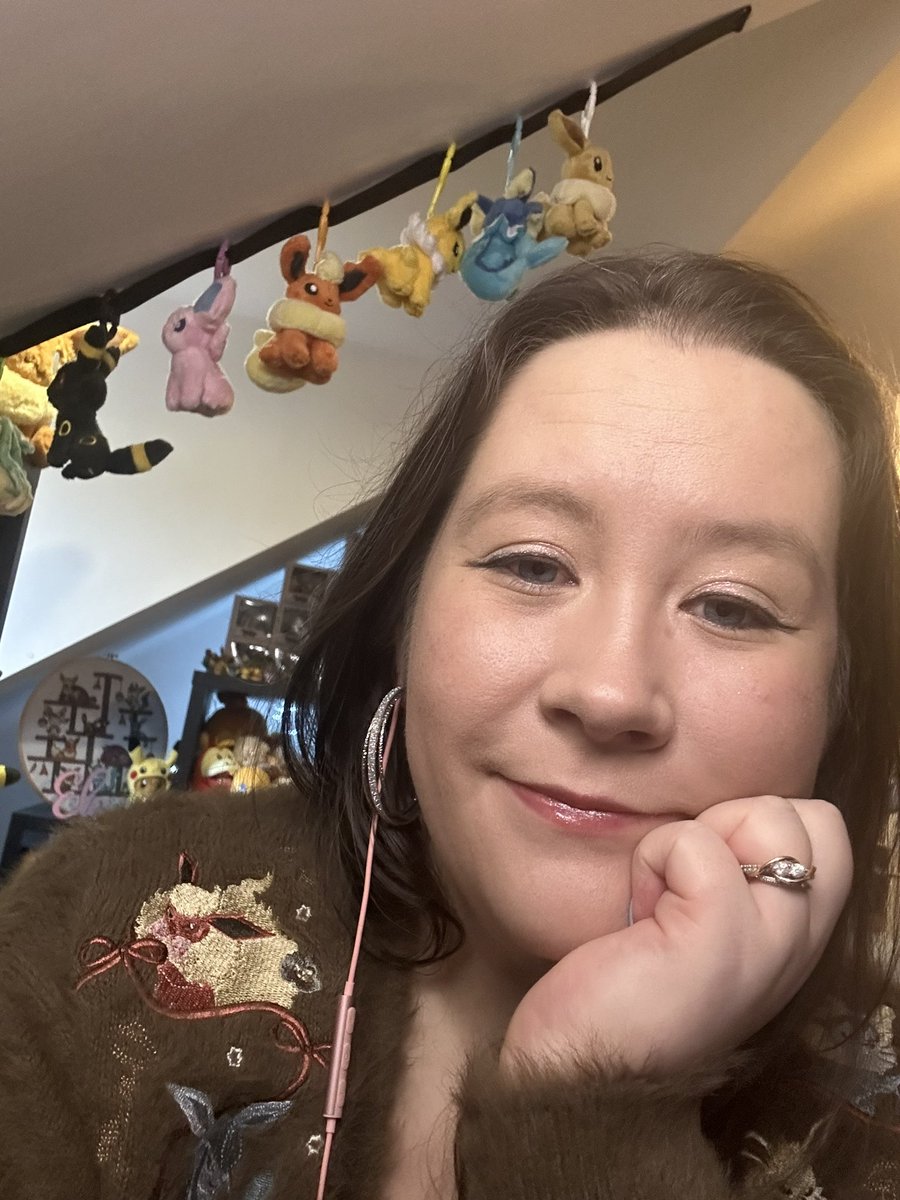 Live now on twitch hunting more mice!

twitch.tv/eeveecollector…