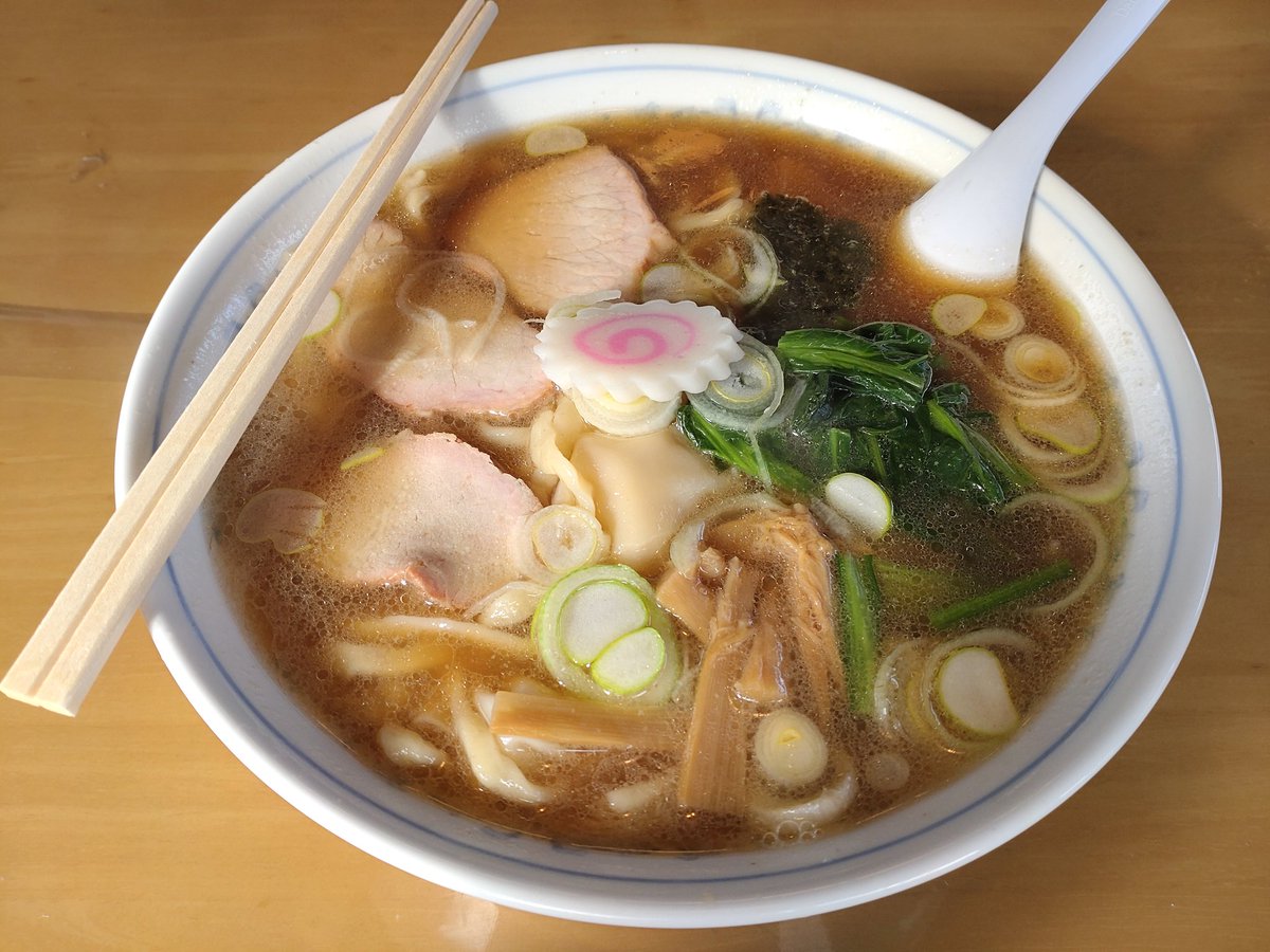 Toshi3F's tweet photo. 新白河の手打ちラーメンまるじんさんのワンタンメン。
地元の年配の方らしいお客さんが多かったです。太めのやや縮れ麺が歯ごたえよく、スープもコクがあり美味。地元に愛される味？です。けっこうワンタン入ってたな☺️
#白河
#ラーメン
#ワンタン https://t.co/kD3VLj3mio