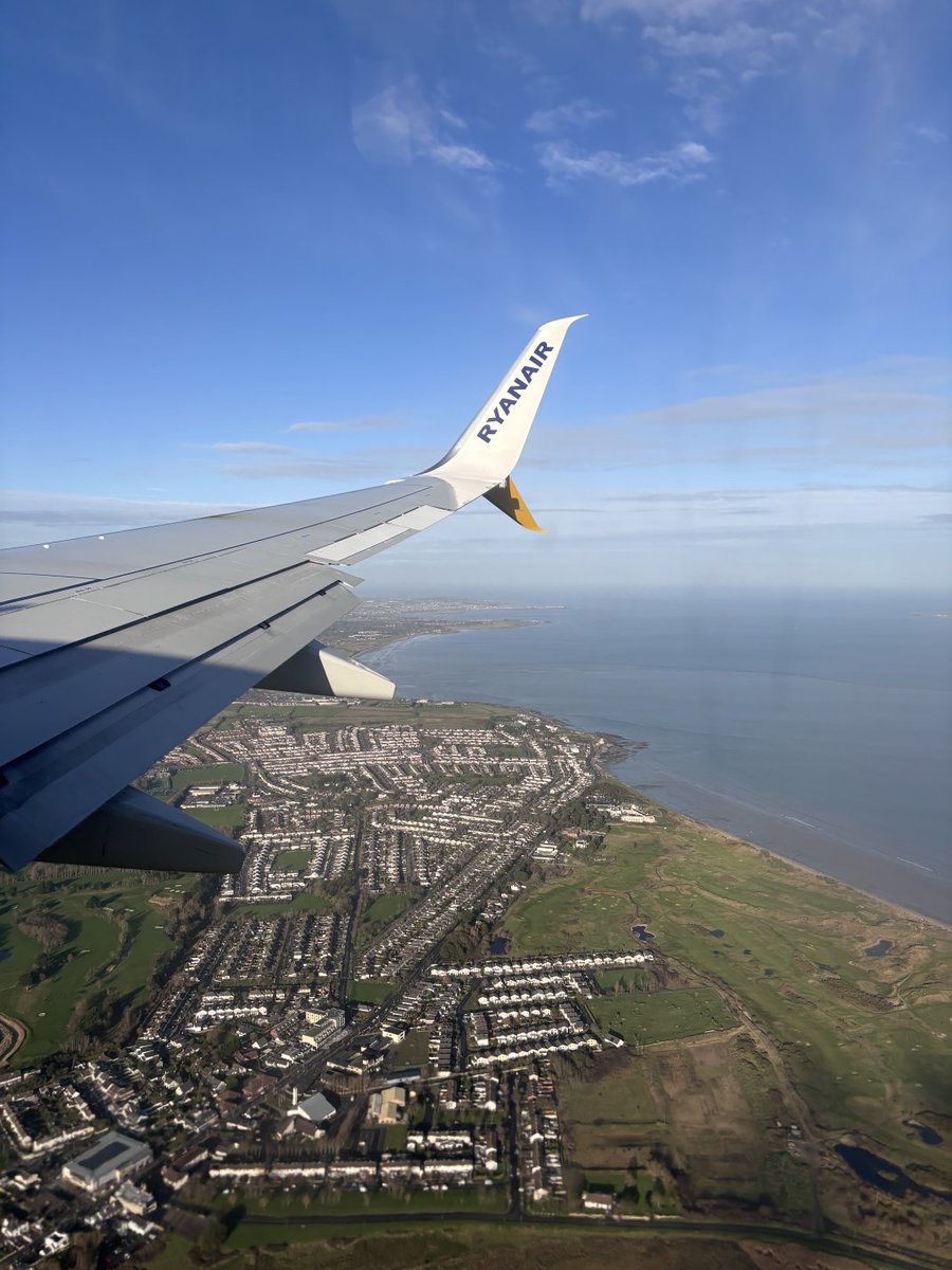 Los alumnos de 3ºESO llegan a #IRLANDA 🇮🇪 para comenzar su inmersión lingüística. 
¿Les habrá vendido lotería <a href="/Ryanair_ES/">Ryanair España</a> o el alumnado a las azafatas?