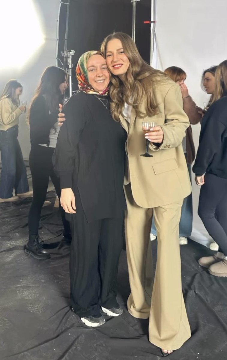 L’Oréal Paris reklam çekimi setinden #SerenaySarıkaya 💛